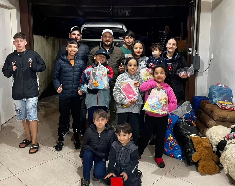 Criançada feliz em receber os presentes.