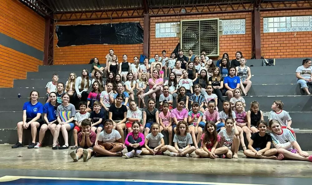 Alunos no momento do ensaio de preparação para o espetáculo. 