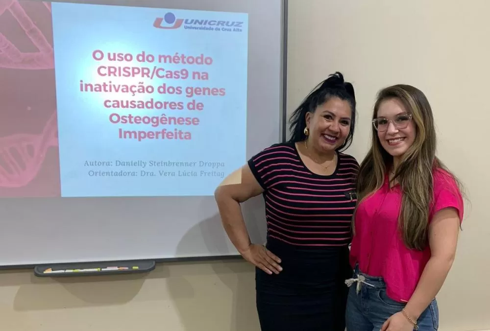 Professora Drª Vera Lucia Freitag e a acadêmica do 8º semestre de Enfermagem Danielly Steinbrenner Droppa