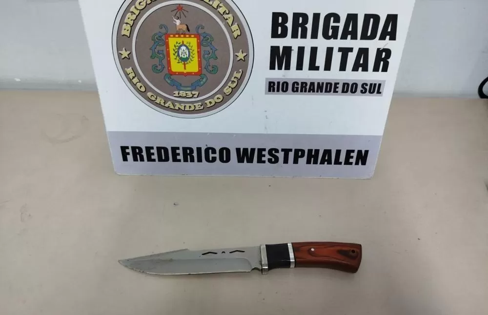 A faca usada no crime foi apreendida pela polícia.