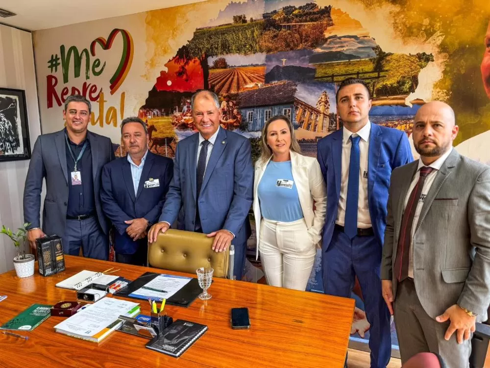 Comitiva no gabinete do deputado Alceu Moreira.