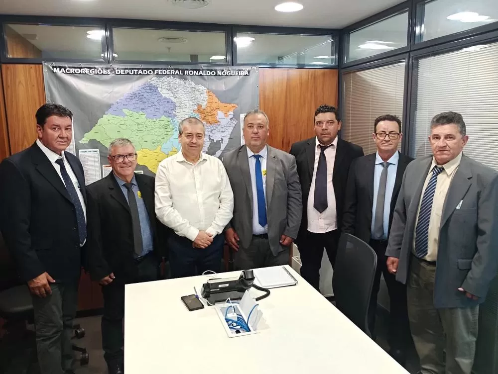 Comitiva no gabinete do deputado Ronaldo Nogueira.