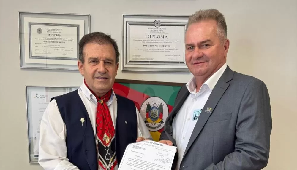 Vice-prefeito Pelisari entregando oficios para o deputado Pompeo de Mattos.