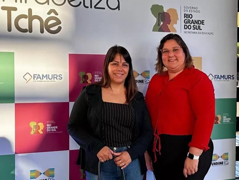 Professora Suelen Portela e a secretária de Educação, Marli Garcez da Silva.