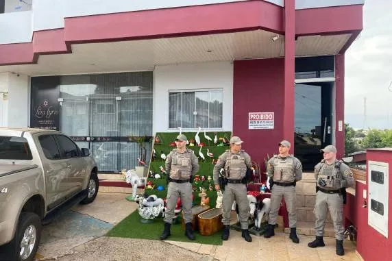 Menina pulou do primeiro andar do prédio após início de briga entre mãe e padrasto no começo da tarde desta segunda-feira (21). Cristiano Junkherr / A