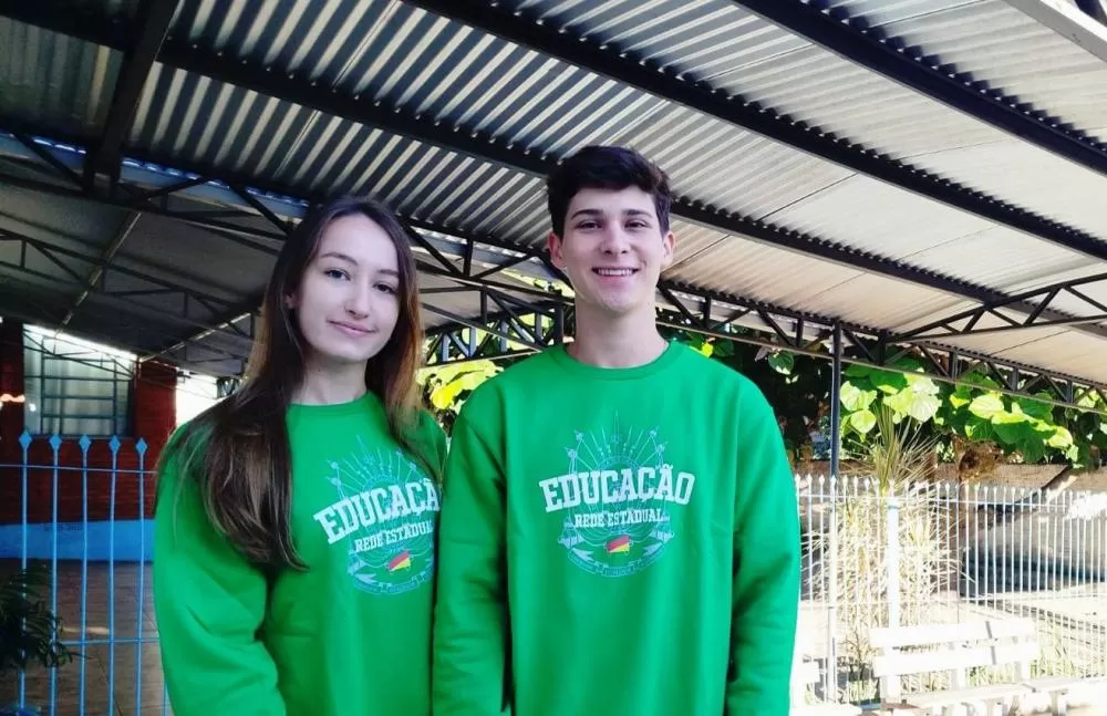 Alef Cainã Bueno e Lara Gandin, da Escola Estadual Padre Francisco Goettler.