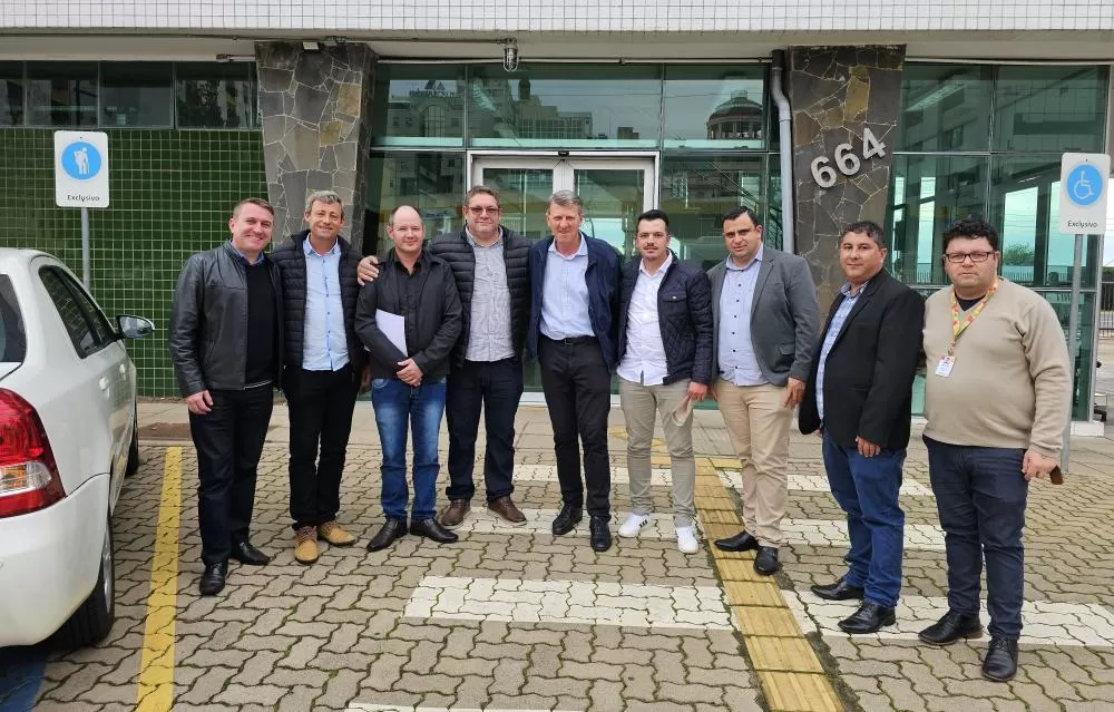 Comitiva com o secretário Gilmar Sossella e o coordenador do grupo político do PDT, Artur Souto. 