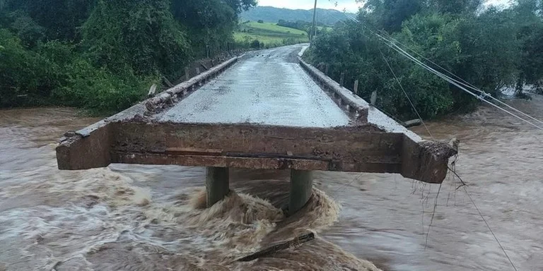 A queda da cabeceira da ponte deixou o terceiro distrito em Jaguari isolado | Foto: Defesa Civil de Jaguari/CP