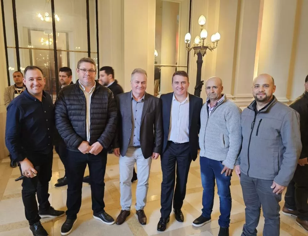 Lideranças regionais com o Coordenador do Grupo Político do Deputado Gilmar Sossela, Artur Souto. 