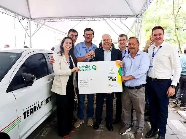 Prefeito Edvaldo Ribeiro, de Jaboticaba, recebendo o novo veículo. 