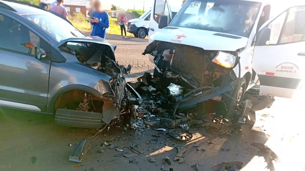Colisão frontal entre carro e van deixa feridos na RS-472, em Palmitinho