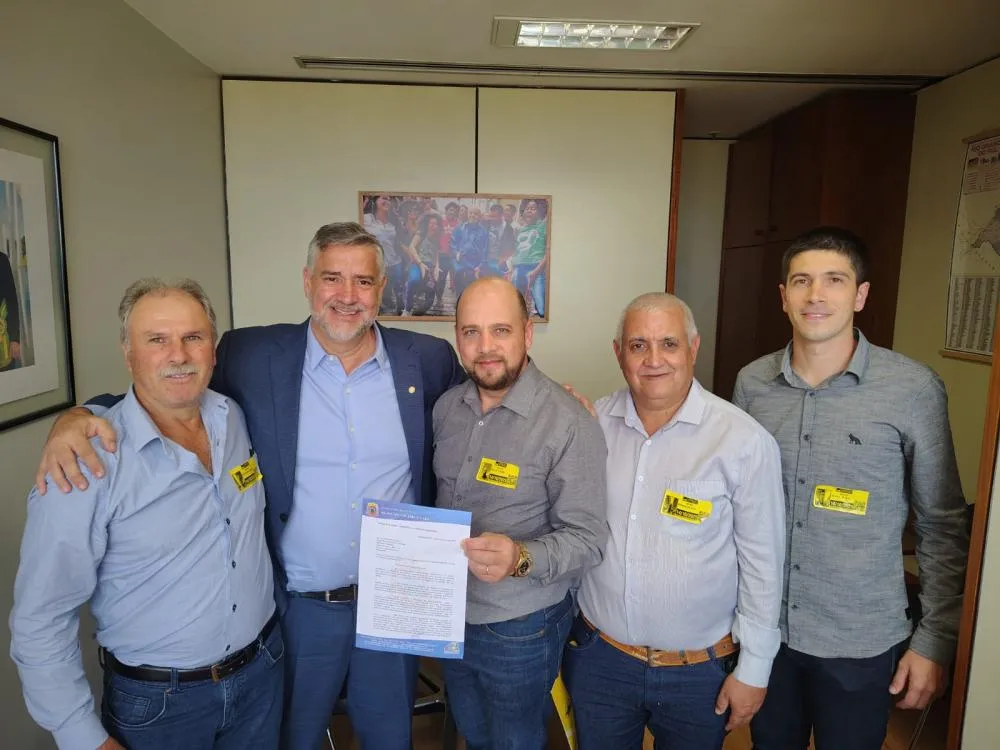 Registro feito durante agenda de comitiva jaboticabense em Brasília, no gabinete do deputado Paulo Pimenta, solicitando o recurso. 