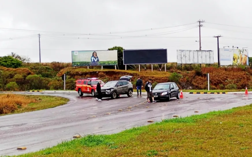 Colisão entre veículo argentino e Jeep deixa uma pessoa ferida em trevo de Palmeira das Missões