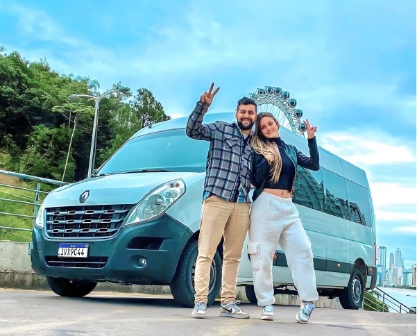 Assis e Manu com o motorhome partindo em expedição pelo Brasil