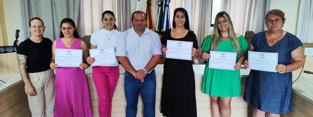 As novas conselheiras tutelares com seus respectivos diplomas, acompanhadas do prefeito Vico Molinari e da presidente do Comdica, Andressa Manfio.