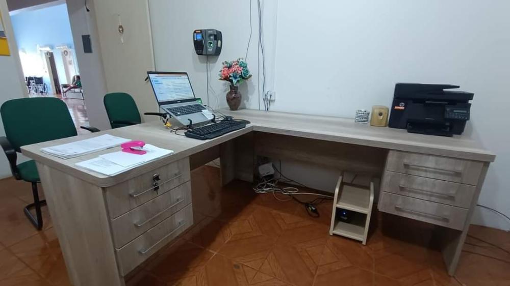 Mesa de escritório da Associação, adquirida com recursos da NFG.