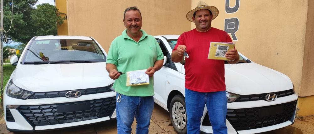 Prefeito Vico Molinari, e o Vice-prefeito, Edvaldo Ribeiro, segurando as chaves dos novos veículos.