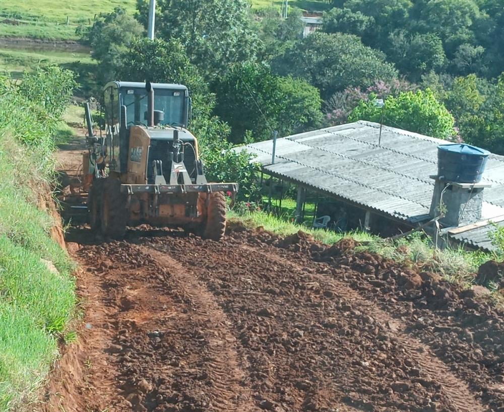 Máquina realizando trabalho na Linha Progresso.