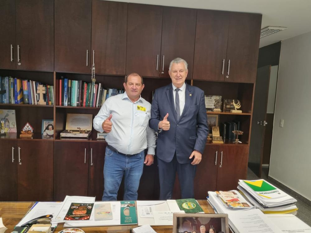 Prefeito junto com o Senador Luis Carlos Heinze, em seu gabinete.