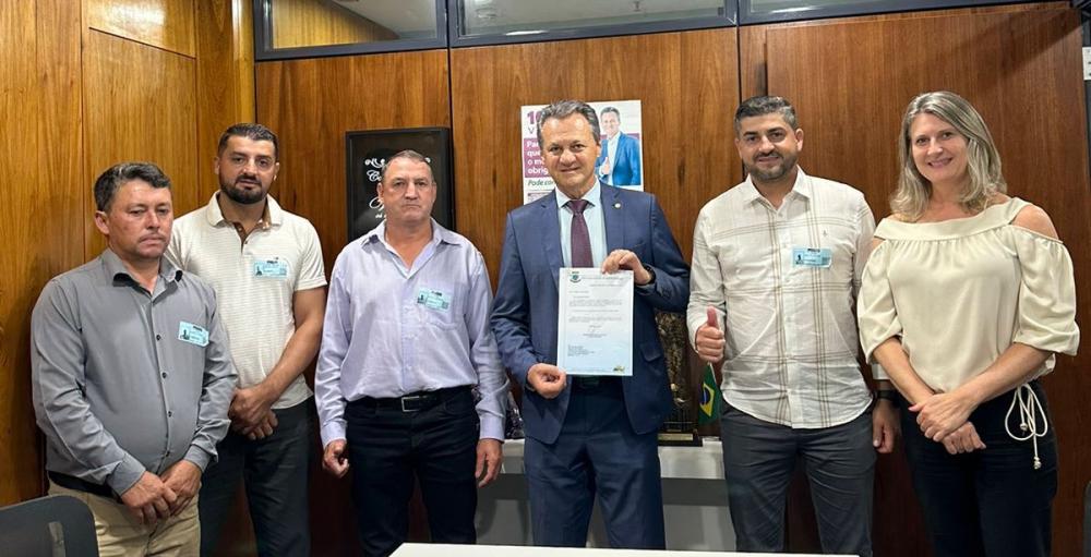 Representantes recebendo emenda do deputado Giovani Cherini.