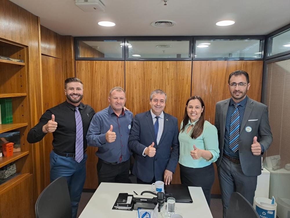 Integrantes da comitiva no gabinete do deputado federal Ronaldo Nogueira.