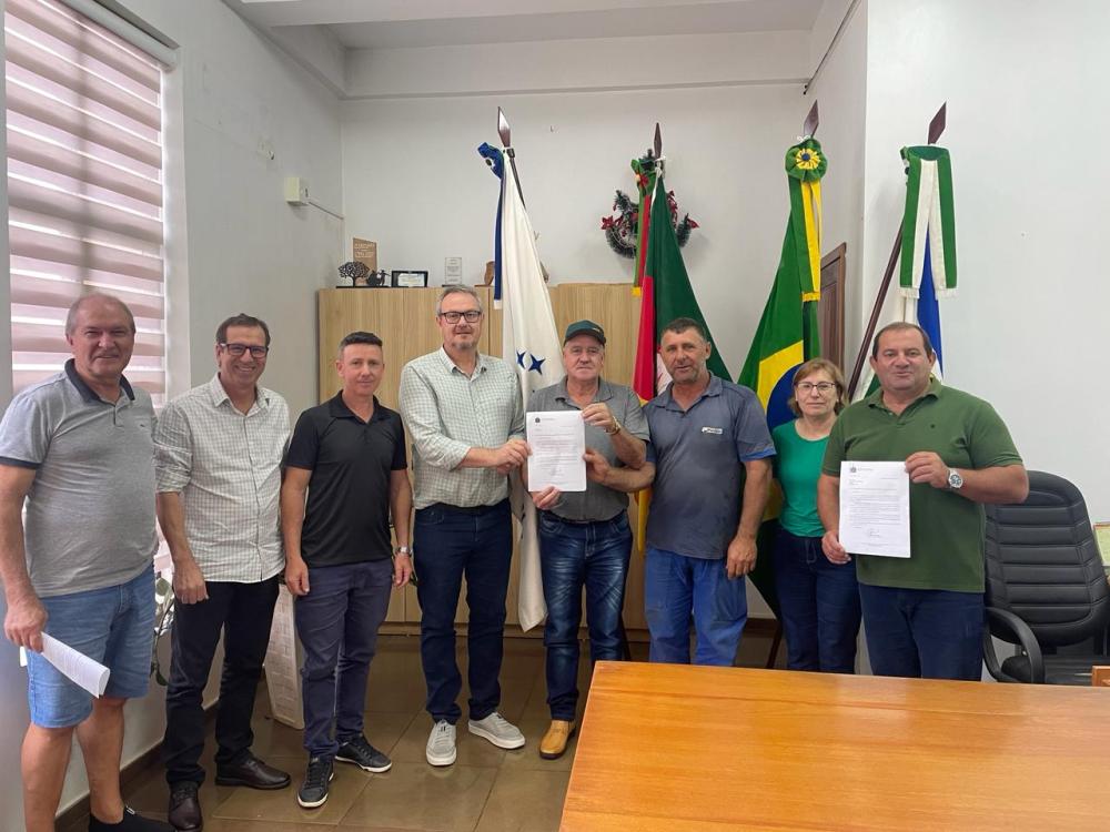 Registro do momento da entrega da emenda parlamentar no gabinete do prefeito.