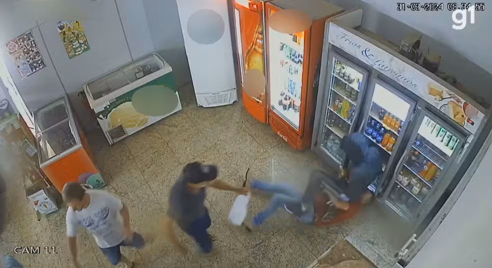 Pai e filho foram mortos durante assalto em Muliterno — Foto: RBS TV/Divulgação